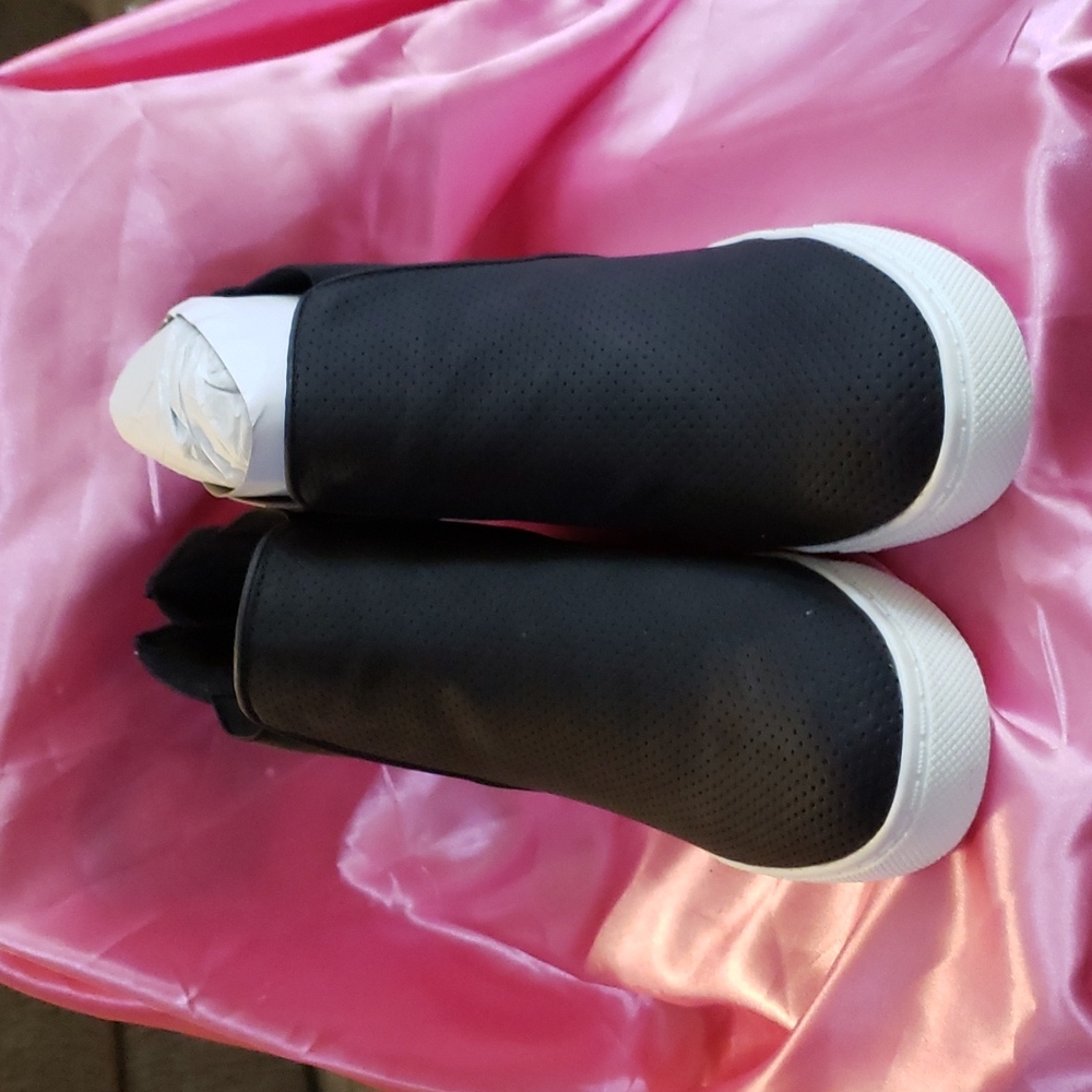 SHOES - Picture 2 of 8